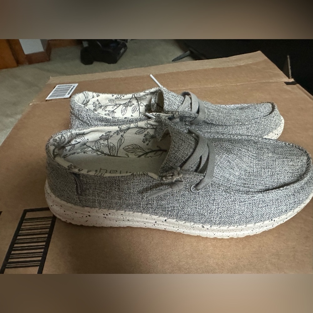 Women’s hey dudes Size 7